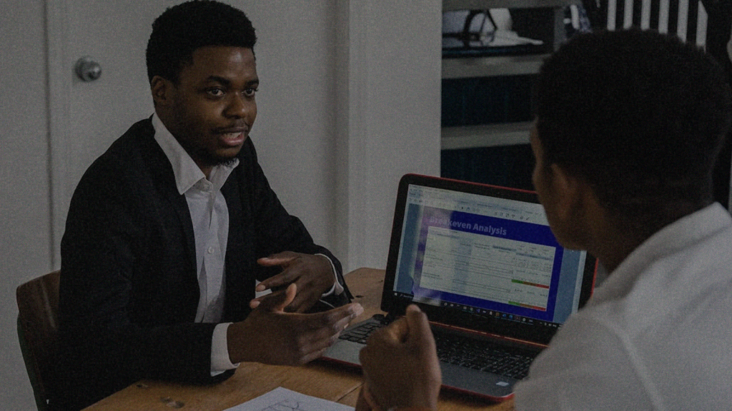 Dois homens conversando em um ambiente de trabalho