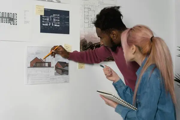 homem e mulher olhando um desenho na parede