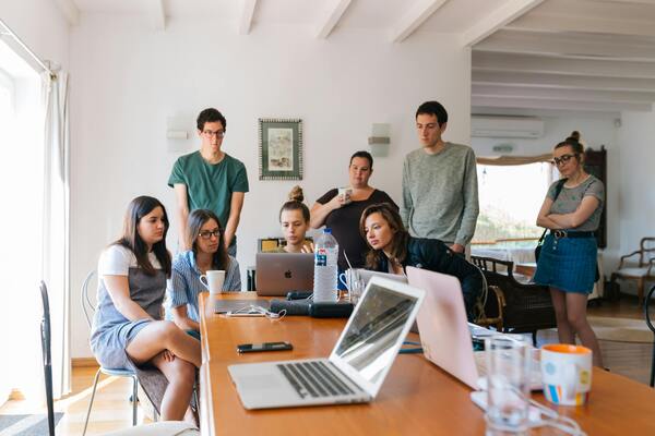 jovens trabalhando em agência