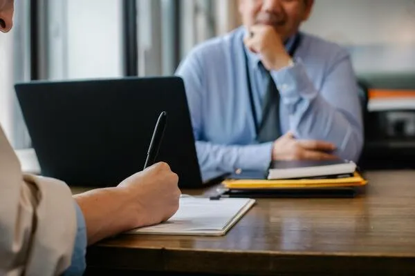 homem fazendo entrevista de emprego
