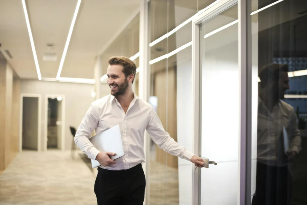homem andando na empresa