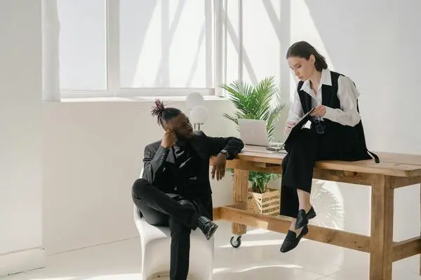homem e mulher conversando e olhando para um documento