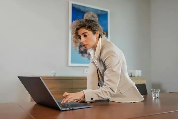 Mulher olhando atentamente no computador