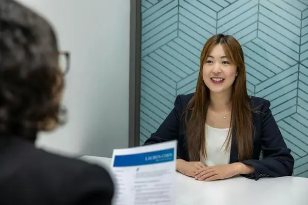 Mulher sendo entrevistada para emprego