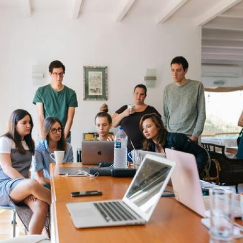 Saiba como contratar um jovem aprendiz jovens trabalhando em agência