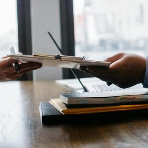Tudo sobre o processo de seleção e recrutamento recrutador recebendo curriculo
