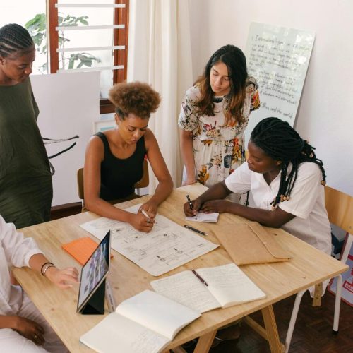 empresa pode pagar salários diferentes para o mesmo cargo funcionários trabalhando em escritório
