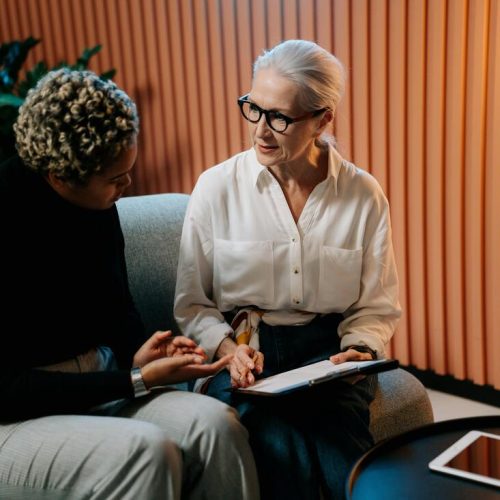funcionario promovido pode voltar ao carga anterior duas mulheres conversando